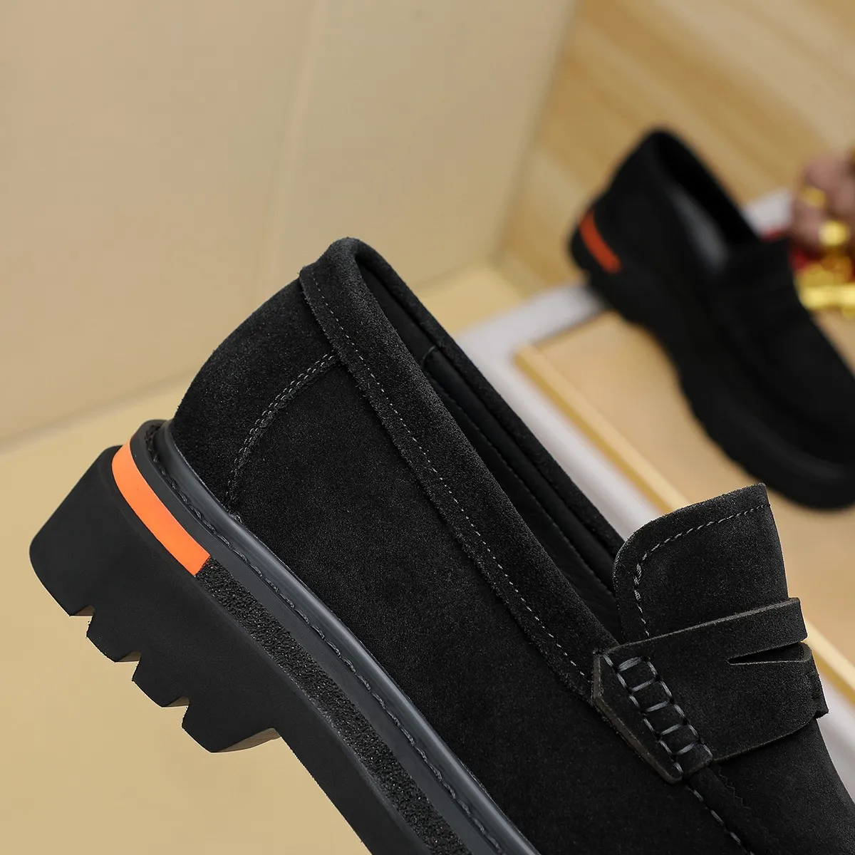Men's shoes 💰660 💰 Louis Vuitton LV ® Autumn and Winter 🆕 models 🔛Full shoe counter First layer cowhide, 🐂Leather lined casual shoes for men, super soft outsole, essential for driving. Counter synchronization Original first layer cowhide Completely 1:1 mold customization 🌹Top version, 2 colors available! Number: 38-45 (37.46. Customized)
